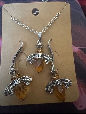 NWT Amber Bee Pendant Necklace and Earring Set, Jewelry Sets
